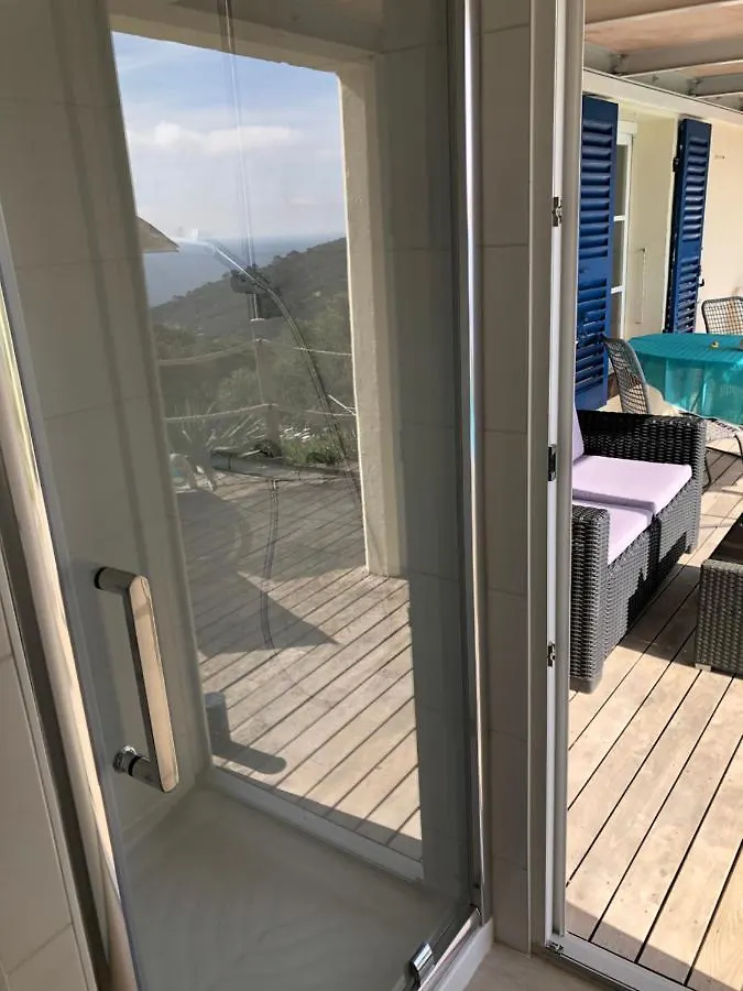 Appartement Les Oreades, studio le marin avec vue mer imprenable à Île du Levant France