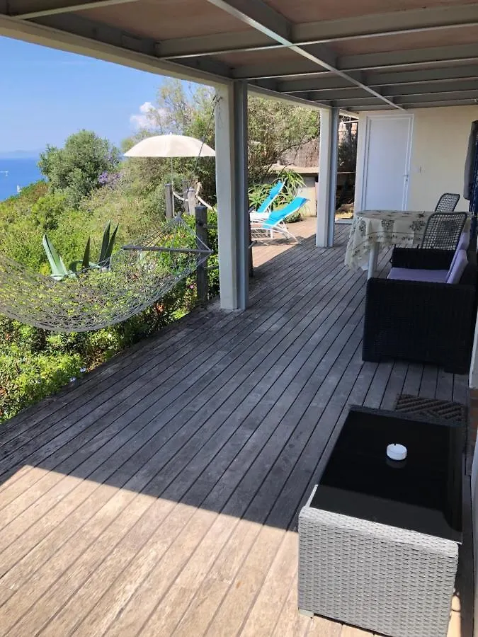 Appartement Les Oreades, studio le marin avec vue mer imprenable à Île du Levant