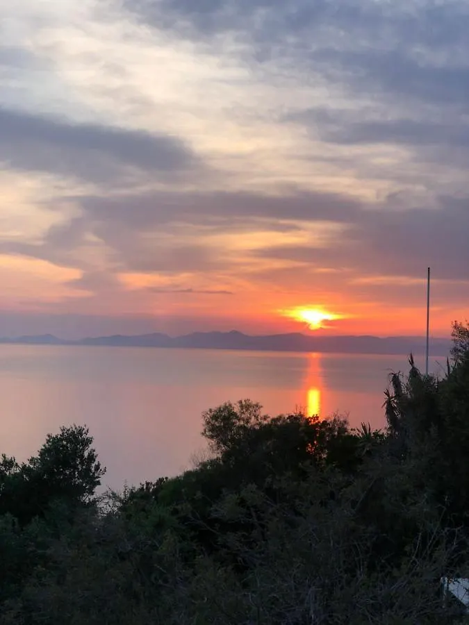 Appartement Les Oreades, studio le marin avec vue mer imprenable à Île du Levant France