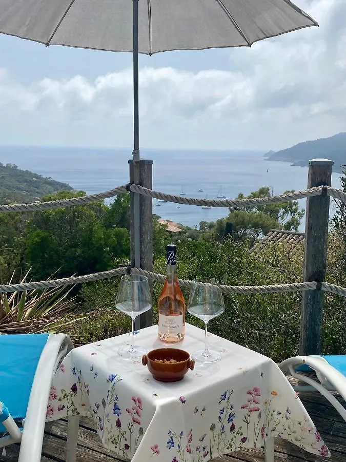 Appartement Les Oreades, studio le marin avec vue mer imprenable à Île du Levant